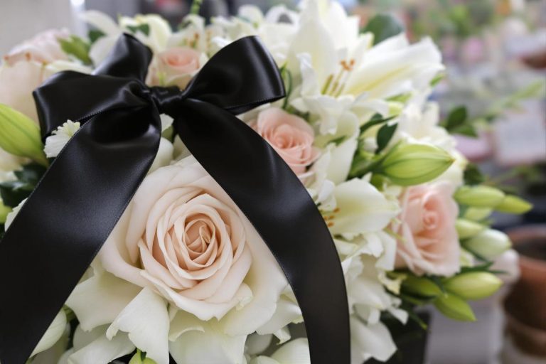 Ruban deuil personnalisé : honorer avec des mots touchants.jpg